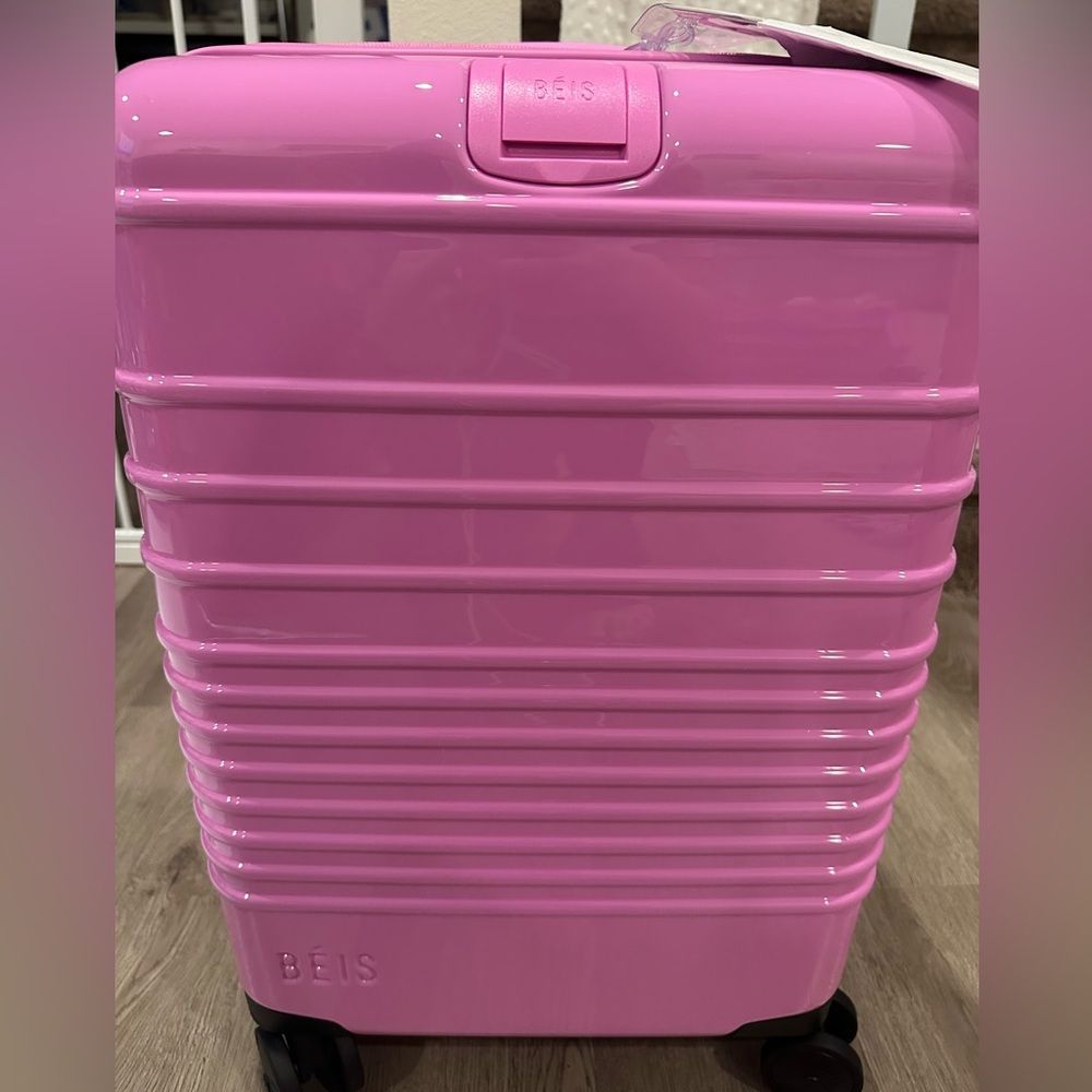 Beis The Carry-On Roller in Glossy Berry NWT LIMITED EDITION SOLD OUT